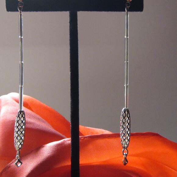 Sleek long silver post earrings - Picture 7 of 8